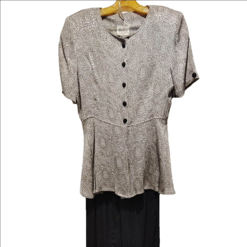 Ladies 2 PC.short sleeved pantsuit by Maren Petite size 12